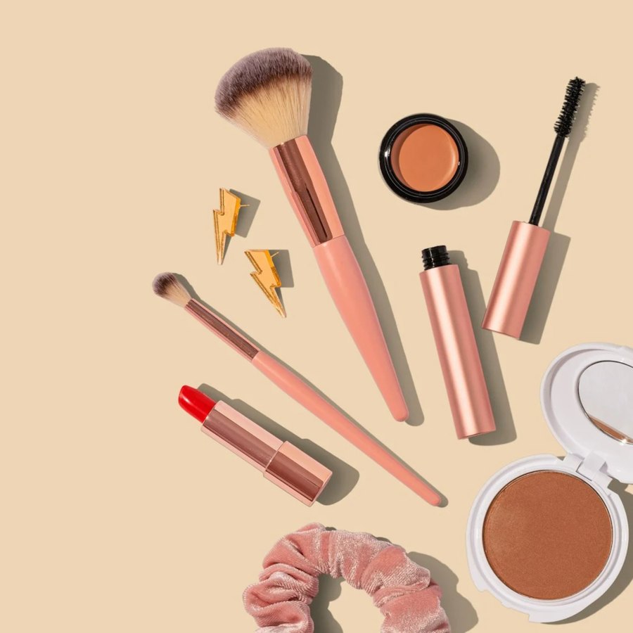 Beauty-Set: Lippenstift, Pinsel und Farbtöne